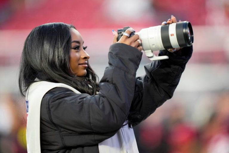 Simone Biles suits up as NFL photographer during 49ers-Bears thriller
